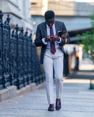 Wie graues Sakko mit weißer Anzughose zu kombinieren – 91 Herren Outfits: Kombinieren Sie ein graues Sakko mit einer weißen Anzughose für einen stilvollen, eleganten Look. Komplettieren Sie Ihr Outfit mit dunkelroten Leder Slippern.