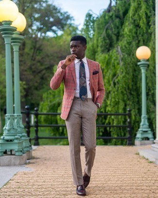 30 Jährige: Fuchsia Jacke kombinieren – 28 Elegante Herren Outfits: Kombinieren Sie eine fuchsia Jacke mit einer braunen Wollanzughose für einen stilvollen, eleganten Look. Vervollständigen Sie Ihr Look mit dunkelroten Leder Slippern.