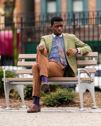 Dunkelblaue Krawatte mit Paisley-Muster kombinieren – 134 Herren Outfits: Kombinieren Sie ein grünes Sakko mit Karomuster mit einer dunkelblauen Krawatte mit Paisley-Muster, um vor Klasse und Perfektion zu strotzen. Vervollständigen Sie Ihr Look mit braunen Leder Slippern mit Fransen.