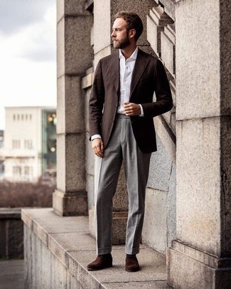 Dunkelbraune Wildleder Slipper kombinieren – 500+ Herren Outfits: Entscheiden Sie sich für ein dunkelbraunes Wollsakko und eine graue Anzughose für einen stilvollen, eleganten Look. Dunkelbraune Wildleder Slipper sind eine gute Wahl, um dieses Outfit zu vervollständigen.