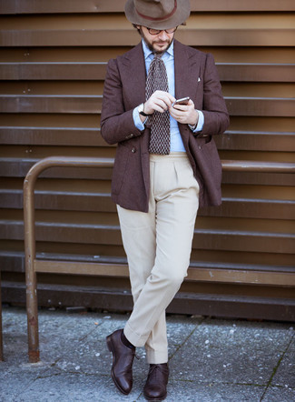 Wie hellbeige Anzughose mit dunkelbrauner Leder Oxford Schuhe zu kombinieren – 35 Herren Outfits: Entscheiden Sie sich für ein braunes Sakko und eine hellbeige Anzughose für einen stilvollen, eleganten Look. Vervollständigen Sie Ihr Look mit dunkelbraunen Leder Oxford Schuhen.