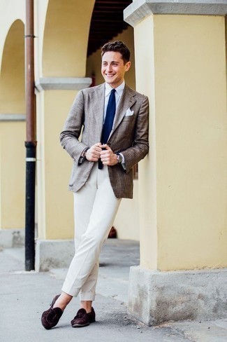 Weiße Anzughose kombinieren – 898+ Herren Outfits: Machen Sie sich mit einem braunen Sakko mit Schottenmuster und einer weißen Anzughose einen verfeinerten, eleganten Stil zu Nutze. Dunkelbraune Wildleder Slipper mit Quasten sind eine großartige Wahl, um dieses Outfit zu vervollständigen.