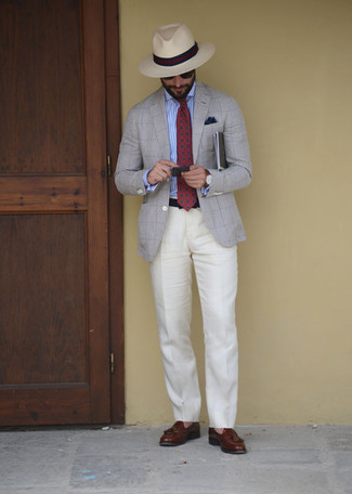Welche Slipper mit Quasten mit grauen Sakkos zu tragen – 193 Elegante Herren Outfits: Tragen Sie ein graues Sakko und eine weiße Anzughose für einen stilvollen, eleganten Look. Komplettieren Sie Ihr Outfit mit Slippern mit Quasten.