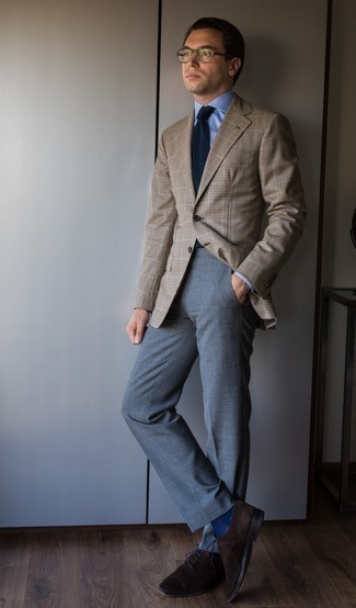 Dunkelbraune Wildleder Oxford Schuhe kombinieren – 366 Herren Outfits: Kombinieren Sie ein beige Sakko mit Karomuster mit einer grauen Anzughose für eine klassischen und verfeinerte Silhouette. Wählen Sie dunkelbraunen Wildleder Oxford Schuhe, um Ihr Modebewusstsein zu zeigen.