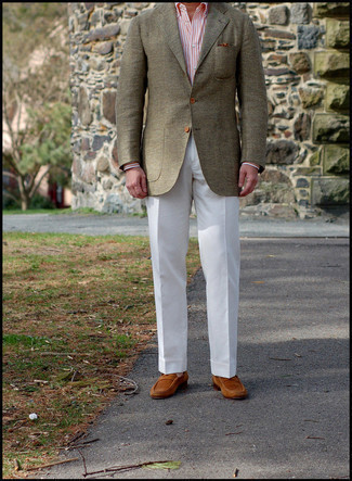 Weiße Anzughose kombinieren – 898+ Herren Outfits: Kombinieren Sie ein olivgrünes Wollsakko mit einer weißen Anzughose für eine klassischen und verfeinerte Silhouette. Rotbraune Wildleder Slipper fügen sich nahtlos in einer Vielzahl von Outfits ein.