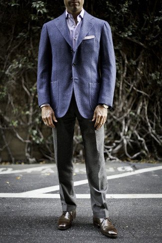 Blaues Wollsakko kombinieren – 399 Herren Outfits: Tragen Sie ein blaues Wollsakko und eine graue Anzughose für einen stilvollen, eleganten Look. Fühlen Sie sich ideenreich? Wählen Sie braunen Chukka-Stiefel aus Leder.