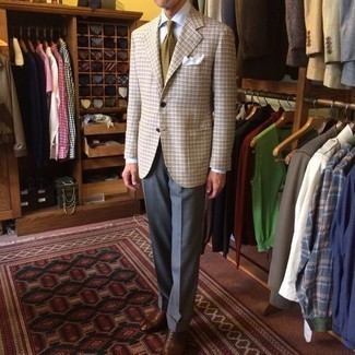 Hellbeige bedruckte Krawatte kombinieren – 74 Herren Outfits: Paaren Sie ein hellbeige Sakko mit Schottenmuster mit einer hellbeige bedruckten Krawatte für einen stilvollen, eleganten Look. Machen Sie Ihr Outfit mit braunen Leder Oxford Schuhen eleganter.