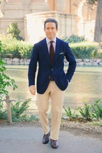 Dunkelbraune Strick Krawatte kombinieren – 135 Herren Outfits: Kombinieren Sie ein dunkelblaues Sakko mit einer dunkelbraunen Strick Krawatte für einen stilvollen, eleganten Look. Dunkelbraune Leder Oxford Schuhe sind eine gute Wahl, um dieses Outfit zu vervollständigen.