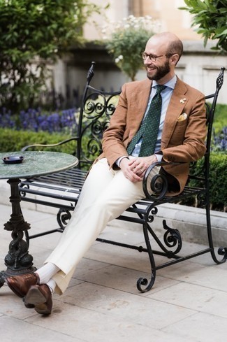 Gelbes Einstecktuch kombinieren – 456 Herren Outfits warm Wetter: Kombinieren Sie ein beige Sakko mit einem gelben Einstecktuch für einen entspannten Wochenend-Look. Fühlen Sie sich mutig? Vervollständigen Sie Ihr Outfit mit braunen Leder Oxford Schuhen.