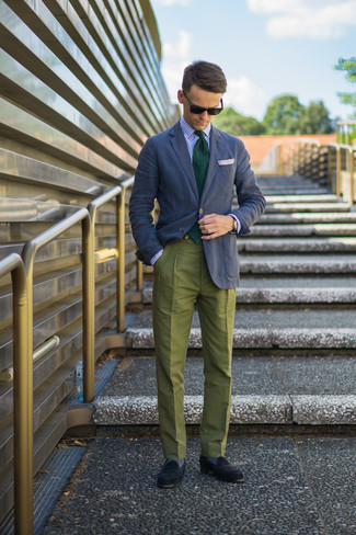 30 Jährige: Olivgrüne Anzughose kombinieren – 115 Sommer Herren Outfits: Tragen Sie ein dunkelblaues Sakko und eine olivgrüne Anzughose, um vor Klasse und Perfektion zu strotzen. Dunkelblaue Wildleder Slipper sind eine großartige Wahl, um dieses Outfit zu vervollständigen. Einfach perfekt für den Sommer.