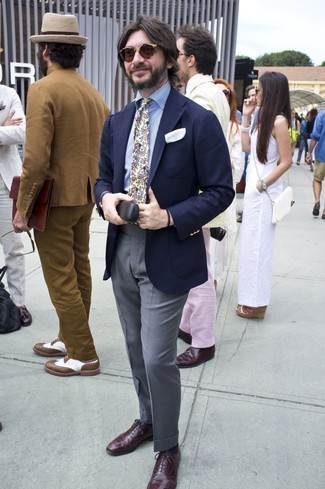 Senf Krawatte mit Paisley-Muster kombinieren – 14 Herren Outfits: Kombinieren Sie ein dunkelblaues Sakko mit einer senf Krawatte mit Paisley-Muster, um vor Klasse und Perfektion zu strotzen. Dunkelbraune Leder Oxford Schuhe sind eine perfekte Wahl, um dieses Outfit zu vervollständigen.