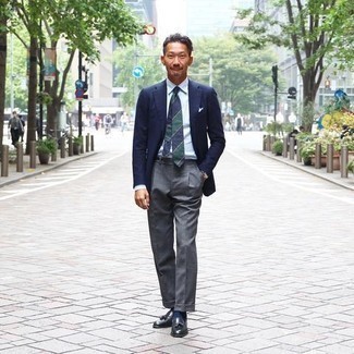 30 Jährige: Schwarze Leder Slipper mit Quasten kombinieren – 500+ Herren Outfits: Tragen Sie ein dunkelblaues Sakko und eine graue Anzughose für einen stilvollen, eleganten Look. Vervollständigen Sie Ihr Look mit schwarzen Leder Slippern mit Quasten.