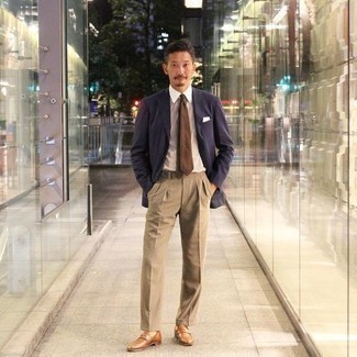 Braune Krawatte kombinieren – 500+ Herren Outfits: Tragen Sie ein dunkelblaues Sakko und eine braune Krawatte für eine klassischen und verfeinerte Silhouette. Fühlen Sie sich mutig? Entscheiden Sie sich für rotbraunen Leder Slipper.