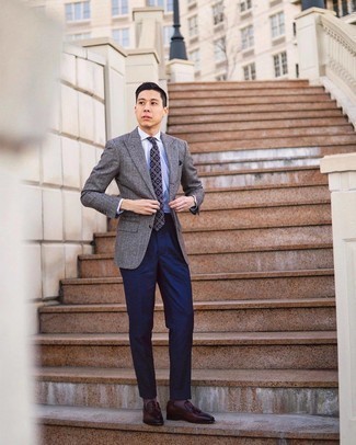 Welche Slipper mit Quasten mit grauen Sakkos zu tragen – 193 Elegante Herren Outfits: Kombinieren Sie ein graues Sakko mit einer dunkelblauen Anzughose, um vor Klasse und Perfektion zu strotzen. Vervollständigen Sie Ihr Look mit Slippern mit Quasten.