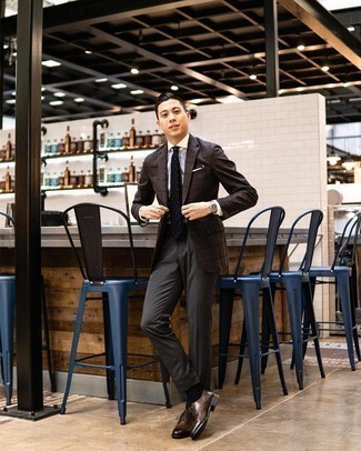 Braunes Sakko mit Karomuster kombinieren – 210 Herren Outfits: Kombinieren Sie ein braunes Sakko mit Karomuster mit einer dunkelgrauen Anzughose für eine klassischen und verfeinerte Silhouette. Braune Leder Brogues fügen sich nahtlos in einer Vielzahl von Outfits ein.