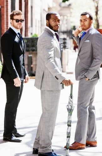 Wie weißes Businesshemd mit grauen Sakkos zu kombinieren – 449 Elegante Herren Outfits: Entscheiden Sie sich für ein graues Sakko und ein weißes Businesshemd, um vor Klasse und Perfektion zu strotzen. Dieses Outfit passt hervorragend zusammen mit schwarzen Leder Derby Schuhen.