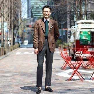 Welche Slipper mit Quasten mit grauer Anzughose zu tragen – 500+ Herren Outfits: Tragen Sie ein braunes Sakko und eine graue Anzughose für einen stilvollen, eleganten Look. Dieses Outfit passt hervorragend zusammen mit Slippern mit Quasten.