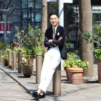 Weiße Anzughose kombinieren – 898+ Herren Outfits: Kombinieren Sie ein dunkelblaues Sakko mit einer weißen Anzughose für eine klassischen und verfeinerte Silhouette. Dieses Outfit passt hervorragend zusammen mit schwarzen Wildleder Slippern mit Quasten.