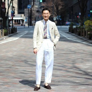Hellbeige Sakko kombinieren – 500+ Elegante Herren Outfits warm Wetter: Kombinieren Sie ein hellbeige Sakko mit einer weißen Anzughose, um vor Klasse und Perfektion zu strotzen. Dunkelbraune Wildleder Slipper mit Quasten fügen sich nahtlos in einer Vielzahl von Outfits ein.