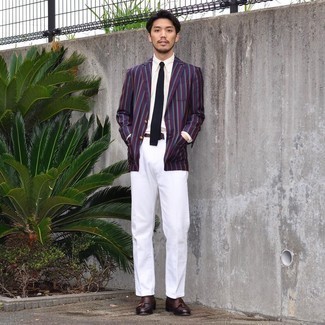 Wie dunkelrotes Sakko mit dunkelbrauner Leder Slipper zu kombinieren – 39 Herren Outfits: Kombinieren Sie ein dunkelrotes Sakko mit einer weißen Anzughose für eine klassischen und verfeinerte Silhouette. Komplettieren Sie Ihr Outfit mit dunkelbraunen Leder Slippern.