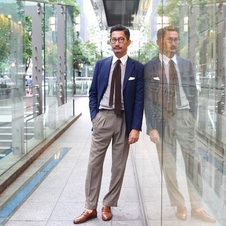 Rotbraune Schuhe aus Leder kombinieren – 500+ Herren Outfits: Kombinieren Sie ein dunkelblaues Sakko mit einer braunen Anzughose, um vor Klasse und Perfektion zu strotzen. Ergänzen Sie Ihr Look mit rotbraunen Leder Slippern.