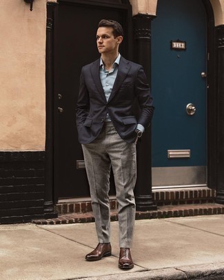Wie hellblaues Businesshemd mit grauer Wollanzughose zu kombinieren – 75 Herren Outfits warm Wetter: Paaren Sie ein hellblaues Businesshemd mit einer grauen Wollanzughose, um vor Klasse und Perfektion zu strotzen. Ergänzen Sie Ihr Look mit braunen Leder Oxford Schuhen.