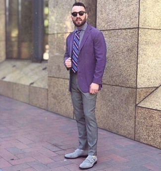 Violette Krawatte kombinieren – 412 Herren Outfits: Erwägen Sie das Tragen von einem violetten vertikal gestreiften Sakko und einer violetten Krawatte für einen stilvollen, eleganten Look. Graue Doppelmonks aus Wildleder sind eine ideale Wahl, um dieses Outfit zu vervollständigen.