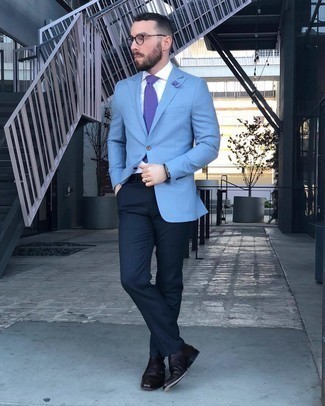 Wie dunkelblaue Anzughose mit hellblauen Sakkos zu kombinieren – 38 Elegante Herren Outfits: Entscheiden Sie sich für einen klassischen Stil in einem hellblauen Sakko und einer dunkelblauen Anzughose. Komplettieren Sie Ihr Outfit mit dunkelbraunen Doppelmonks aus Leder.