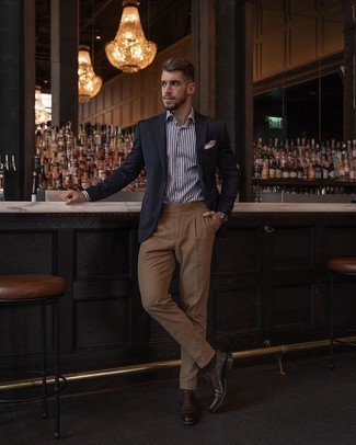 30 Jährige: Rotbraune Leder Oxford Schuhe kombinieren – 500+ Herren Outfits: Kombinieren Sie ein dunkelblaues Sakko mit einer beige Anzughose, um vor Klasse und Perfektion zu strotzen. Vervollständigen Sie Ihr Look mit rotbraunen Leder Oxford Schuhen.