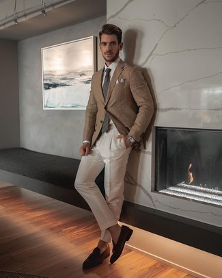 Weiße Anzughose kombinieren – 898+ Herren Outfits: Tragen Sie ein beige Sakko und eine weiße Anzughose für einen stilvollen, eleganten Look. Dieses Outfit passt hervorragend zusammen mit dunkelbraunen Wildleder Slippern mit Quasten.
