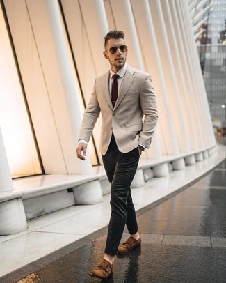 Dunkelrote Krawatte kombinieren – 500+ Herren Outfits: Geben Sie den bestmöglichen Look ab in einem hellbeige Sakko und einer dunkelroten Krawatte. Fühlen Sie sich ideenreich? Wählen Sie braunen Doppelmonks aus Wildleder.