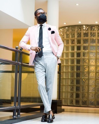Schwarze Krawatte kombinieren – 500+ Herren Outfits: Kombinieren Sie ein rosa Sakko mit einer schwarzen Krawatte, um vor Klasse und Perfektion zu strotzen. Suchen Sie nach leichtem Schuhwerk? Vervollständigen Sie Ihr Outfit mit schwarzen Leder Slippern mit Fransen für den Tag.