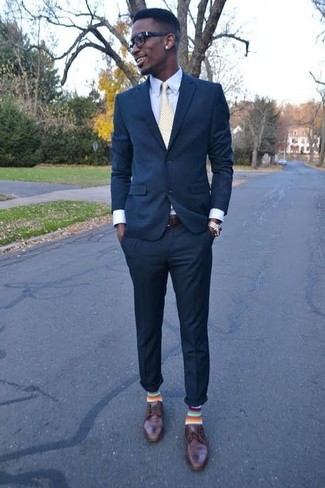 Gelbe Krawatte mit Vichy-Muster kombinieren – 1 Herren Outfits: Entscheiden Sie sich für ein dunkelblaues Sakko und eine gelbe Krawatte mit Vichy-Muster für einen stilvollen, eleganten Look. Braune Leder Derby Schuhe sind eine ideale Wahl, um dieses Outfit zu vervollständigen.