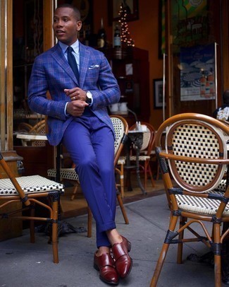 Wie dunkelblaues Sakko mit dunkelblauer Anzughose zu kombinieren – 249 Elegante Herren Outfits: Kombinieren Sie ein dunkelblaues Sakko mit einer dunkelblauen Anzughose, um vor Klasse und Perfektion zu strotzen. Dunkelrote Doppelmonks aus Leder sind eine kluge Wahl, um dieses Outfit zu vervollständigen.