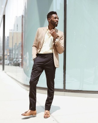 Beige Leder Slipper kombinieren – 93 Herren Outfits: Kombinieren Sie ein beige Sakko mit einer schwarzen Anzughose, um vor Klasse und Perfektion zu strotzen. Dieses Outfit passt hervorragend zusammen mit beige Leder Slippern.