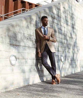 Beige Leder Slipper kombinieren – 93 Herren Outfits: Kombinieren Sie ein beige Sakko mit Schottenmuster mit einer dunkelgrauen Anzughose für eine klassischen und verfeinerte Silhouette. Beige Leder Slipper sind eine großartige Wahl, um dieses Outfit zu vervollständigen.