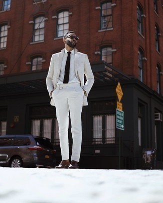 Hellbeige Sakko kombinieren – 500+ Herren Outfits: Geben Sie den bestmöglichen Look ab in einem hellbeige Sakko und einer weißen Anzughose. Dunkelbraune Leder Oxford Schuhe sind eine ideale Wahl, um dieses Outfit zu vervollständigen.
