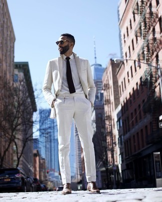 hellbeige Sakko, weißes Businesshemd, weiße Anzughose, braune Leder Oxford Schuhe für Herren