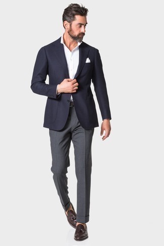 Dunkelbraunen Ledergürtel kombinieren – 500+ Elegante Herren Outfits warm Wetter: Vereinigen Sie ein dunkelblaues Sakko mit einem dunkelbraunen Ledergürtel für einen entspannten Wochenend-Look. Fühlen Sie sich ideenreich? Komplettieren Sie Ihr Outfit mit dunkelbraunen Leder Slippern mit Quasten.