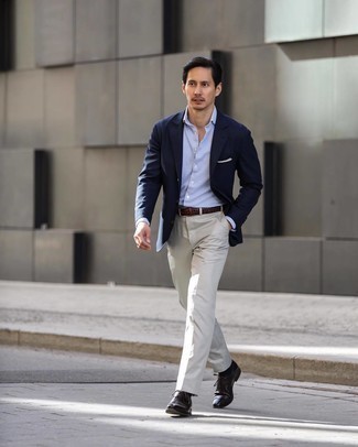 30 Jährige: Wie hellblaues Businesshemd mit beige Anzughose zu kombinieren – 195 Herren Outfits: Kombinieren Sie ein hellblaues Businesshemd mit einer beige Anzughose, um vor Klasse und Perfektion zu strotzen. Vervollständigen Sie Ihr Look mit dunkelbraunen Leder Oxford Schuhen.