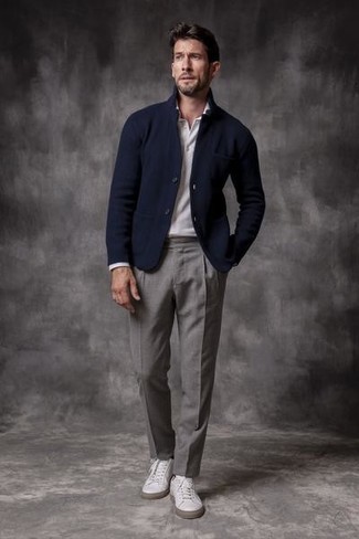 40 Jährige: Welche niedrige Sneakers mit grauer Anzughose zu tragen – 16 Smart-Casual Herren Outfits: Kombinieren Sie ein dunkelblaues Sakko mit einer grauen Anzughose für eine klassischen und verfeinerte Silhouette. Fühlen Sie sich ideenreich? Entscheiden Sie sich für niedrige Sneakers.