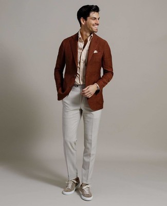 Braune Wildleder niedrige Sneakers kombinieren – 135 Herren Outfits: Vereinigen Sie ein rotbraunes Sakko mit einer grauen Anzughose für einen stilvollen, eleganten Look. Suchen Sie nach leichtem Schuhwerk? Entscheiden Sie sich für braunen Wildleder niedrige Sneakers für den Tag.