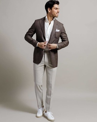 Wie graue Anzughose mit weißer Segeltuch niedriger Sneakers zu kombinieren – 86 Herren Outfits: Kombinieren Sie ein dunkelbraunes Sakko mit einer grauen Anzughose für einen stilvollen, eleganten Look. Fühlen Sie sich mutig? Komplettieren Sie Ihr Outfit mit weißen Segeltuch niedrigen Sneakers.