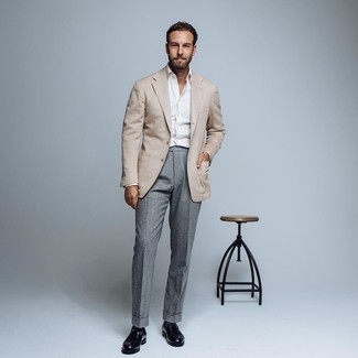 Wie weißes Businesshemd mit grauer Anzughose zu kombinieren – 500+ Elegante Herren Outfits: Entscheiden Sie sich für einen klassischen Stil in einem weißen Businesshemd und einer grauen Anzughose. Machen Sie diese Aufmachung leger mit schwarzen Leder Slippern.