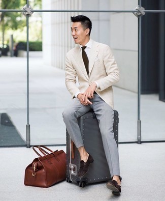 Reisetasche kombinieren – 500+ Herren Outfits: Paaren Sie ein hellbeige Sakko mit einer Reisetasche für einen entspannten Wochenend-Look. Fühlen Sie sich mutig? Entscheiden Sie sich für dunkelbraunen Wildleder Slipper.