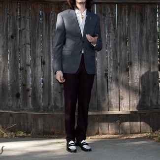 Dunkelgraue Socken kombinieren – 500+ Herren Outfits: Kombinieren Sie ein dunkelgraues Sakko mit dunkelgrauen Socken für einen entspannten Wochenend-Look. Fühlen Sie sich mutig? Wählen Sie schwarzen und weißen Leder Slipper.