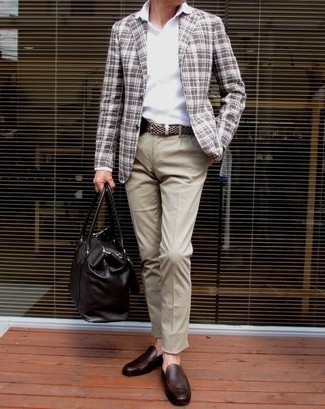 Reisetasche kombinieren – 500+ Herren Outfits: Für ein bequemes Couch-Outfit, erwägen Sie das Tragen von einem braunen Sakko mit Schottenmuster und einer Reisetasche. Ergänzen Sie Ihr Outfit mit dunkelbraunen Leder Slippern, um Ihr Modebewusstsein zu zeigen.
