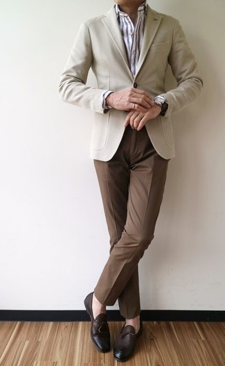 50 Jährige: Welche Anzughosen mit brauner Slipper mit Quasten zu tragen – 66 Herren Outfits: Kombinieren Sie ein hellbeige Sakko mit einer Anzughose für eine klassischen und verfeinerte Silhouette. Braune Slipper mit Quasten sind eine kluge Wahl, um dieses Outfit zu vervollständigen.