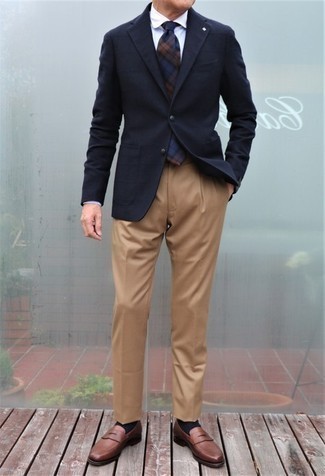 50 Jährige: Braune Slipper kombinieren – 228 Elegante Herren Outfits: Paaren Sie ein dunkelblaues Sakko mit einer beige Anzughose, um vor Klasse und Perfektion zu strotzen. Braune Slipper fügen sich nahtlos in einer Vielzahl von Outfits ein.