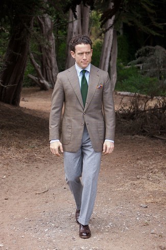 Graue Wollanzughose kombinieren – 500+ Herren Outfits: Kombinieren Sie ein braunes Sakko mit Schottenmuster mit einer grauen Wollanzughose für einen stilvollen, eleganten Look. Putzen Sie Ihr Outfit mit dunkelbraunen Leder Oxford Schuhen.